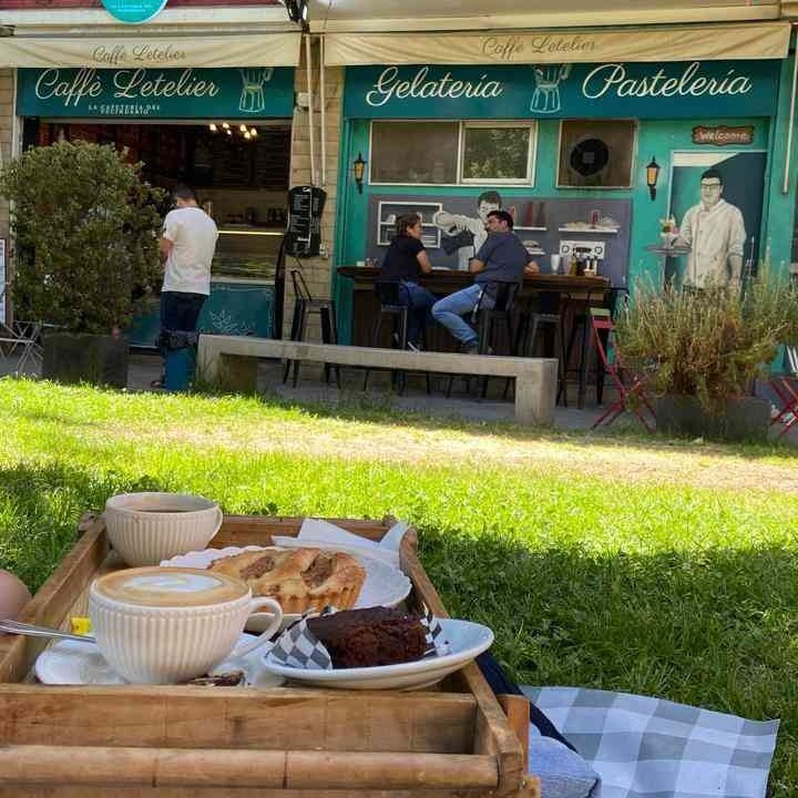 Fotografía tomada por Araziel Monroy de un desayuno en Caffé Letelier, una cafetería al aire libre. 