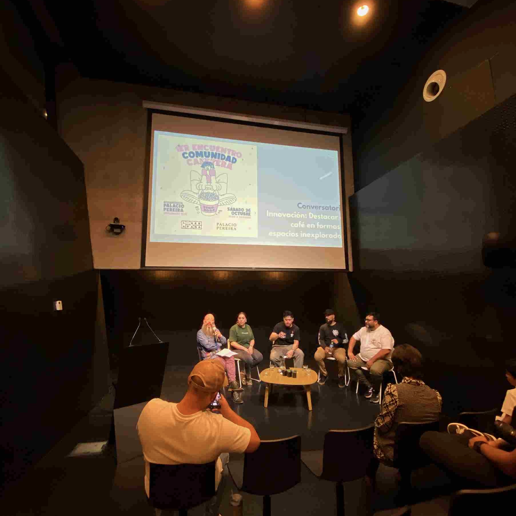 Fotografía tomada por Tomás Rabají de una charla en uno de los eventos cafeteros en Santiago. 
