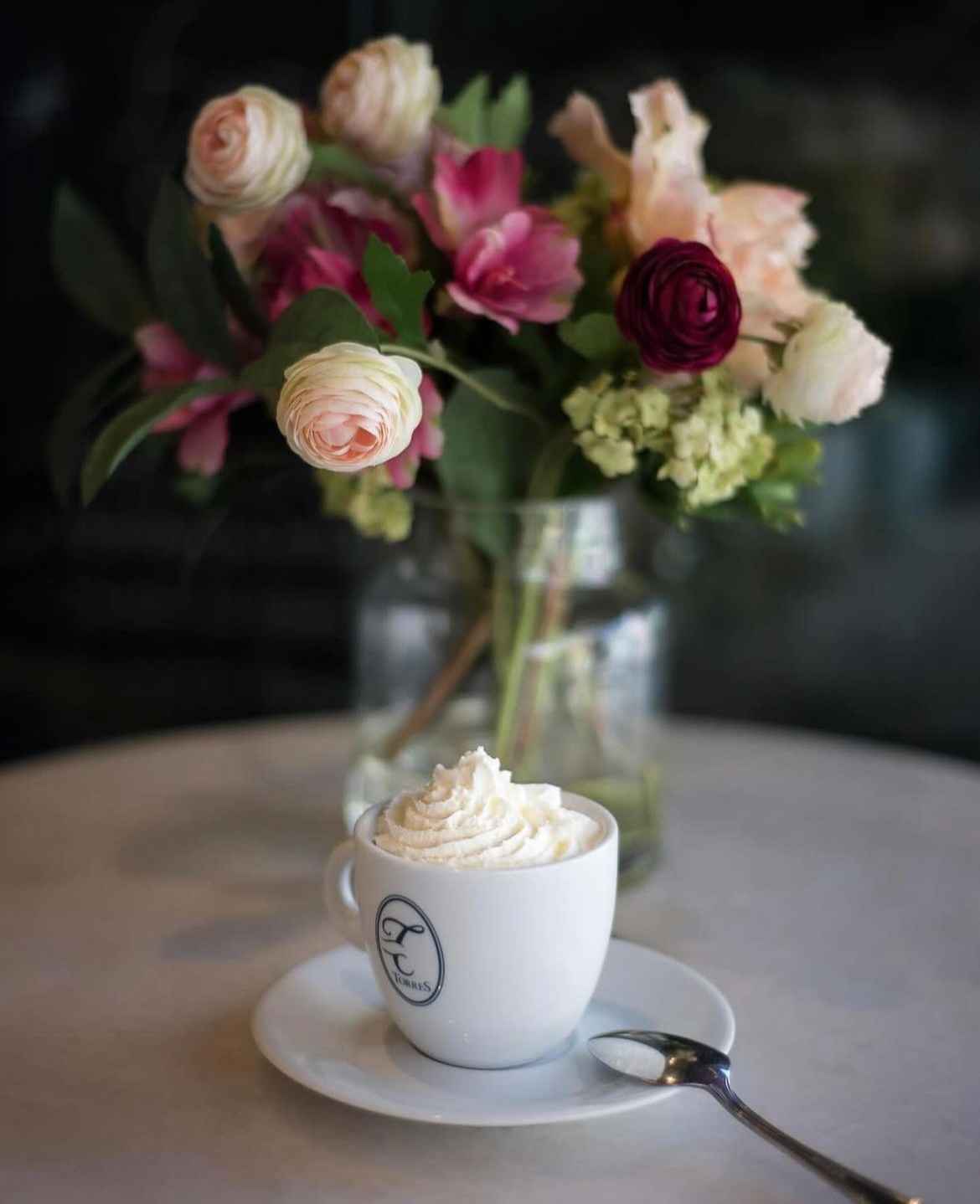 Café que ofrece Confitería Torres Imagen extraída del Instagram @confiteriatorres