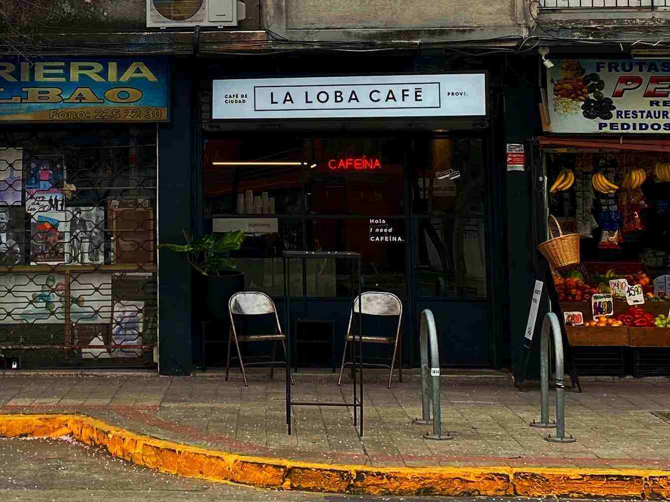 Frontis de la cafetería La Loba. Foto de Tomás Rabají.