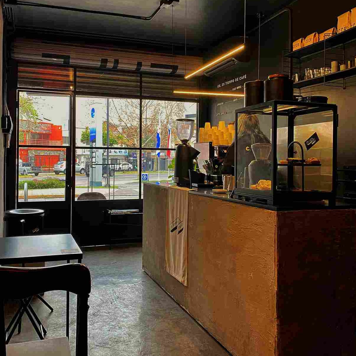 Interior de La Loba Café, una de las cafeterías al paso.