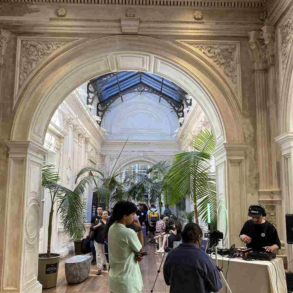 Fotografía de Tomás Rabají al interior del Palacio Pereira, en uno de los eventos cafeteros en Santiago.
