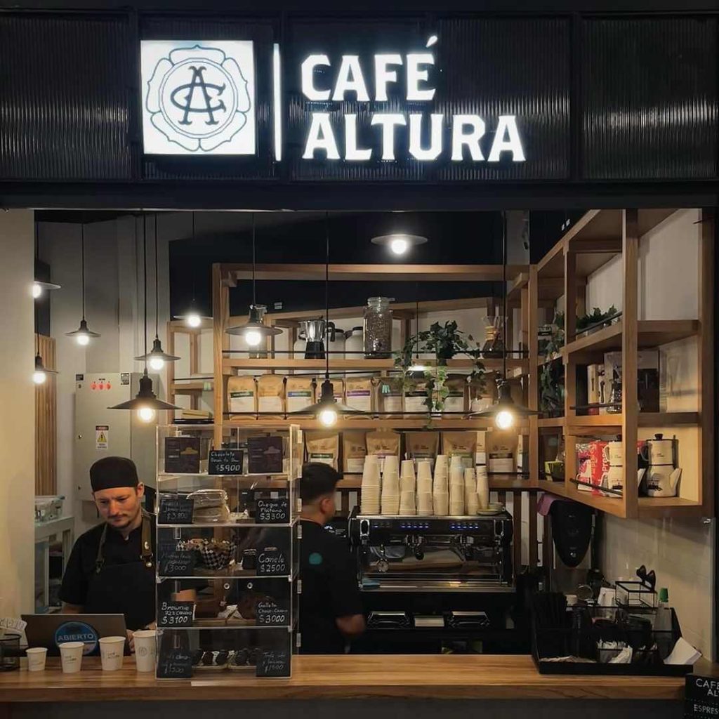 Fachada Café Altura, cafeterías en Providencia.  del Instagram @cafealturachile