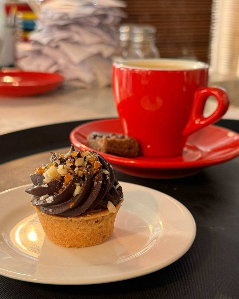 café y pastelería en blue jar restaurant en Santiago de Chile.
Fotografía: Instagram @bluejar_restaurant