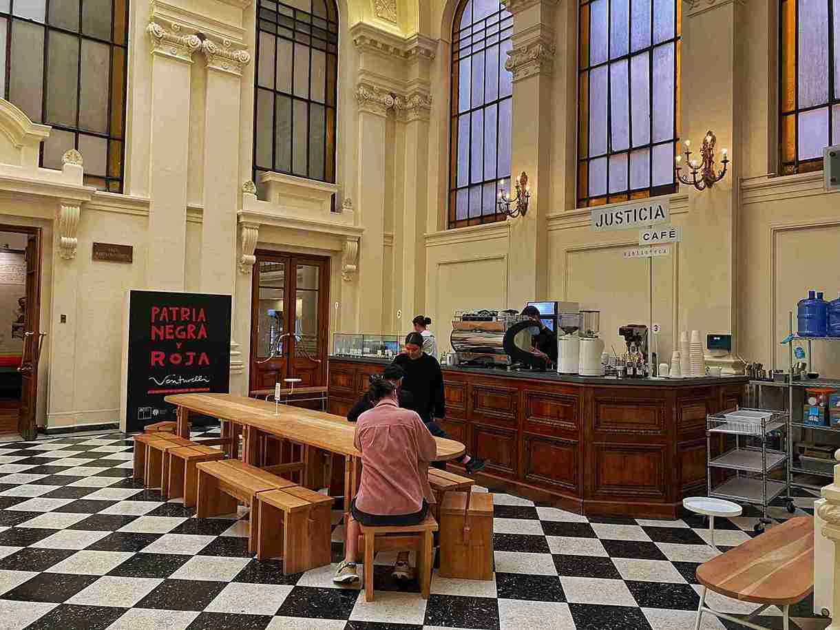 Interior de Justicia Café. Fotografía tomada por Tomás Rabají.
De las cafeterías en espacios patrimoniales más conocidas de Santiago.