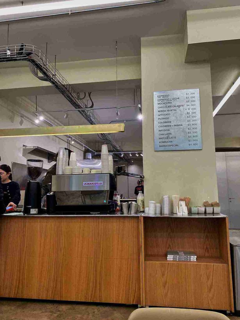 Interior de Maña café en Santiago de Chile. Una cafetería ubicada en el Barrio Cívico de Santiago.
Fotografía: Tomás Rabají.