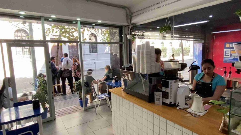 R3 Coffee es parte de las cafeterías en Santiago. Foto de 2024.
Fotografía de Tomás Rabají.