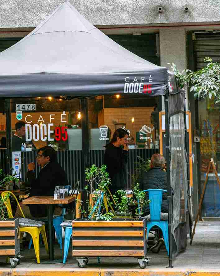 terraza de café doce95 en santiago de chile.
Fotografía: Instagram @cafedoce95