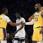 Bronny James y LeBron James, su padre, dándose la mano en el partido de los LA Lakers contra Minnesota Timberwolves por la primera jornada de la NBA.