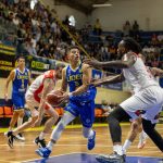 Jugador de la Universidad de Concepción intentando anotar una bandeja ante el Club de Deportes Valdivia por la Copa Chile