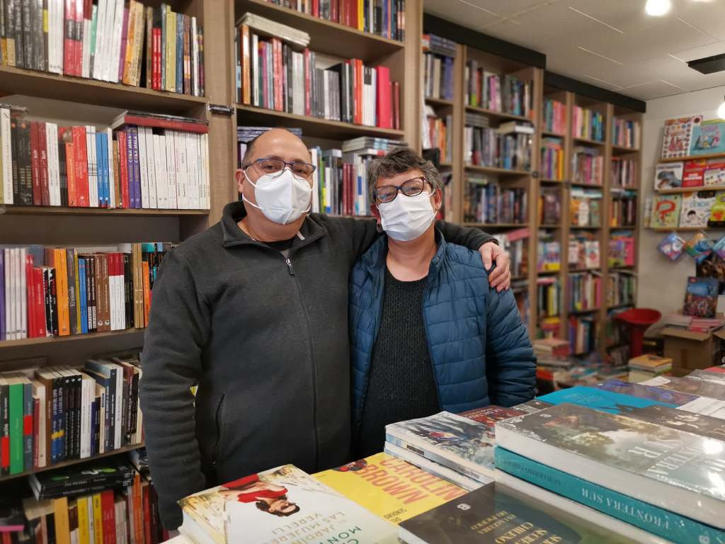 Fotografía de Mario y Mandina, dueños de la librería Qué Leo Forestal, dentro del local. Foto tomada por Diego Valdés, autor de la publicación.